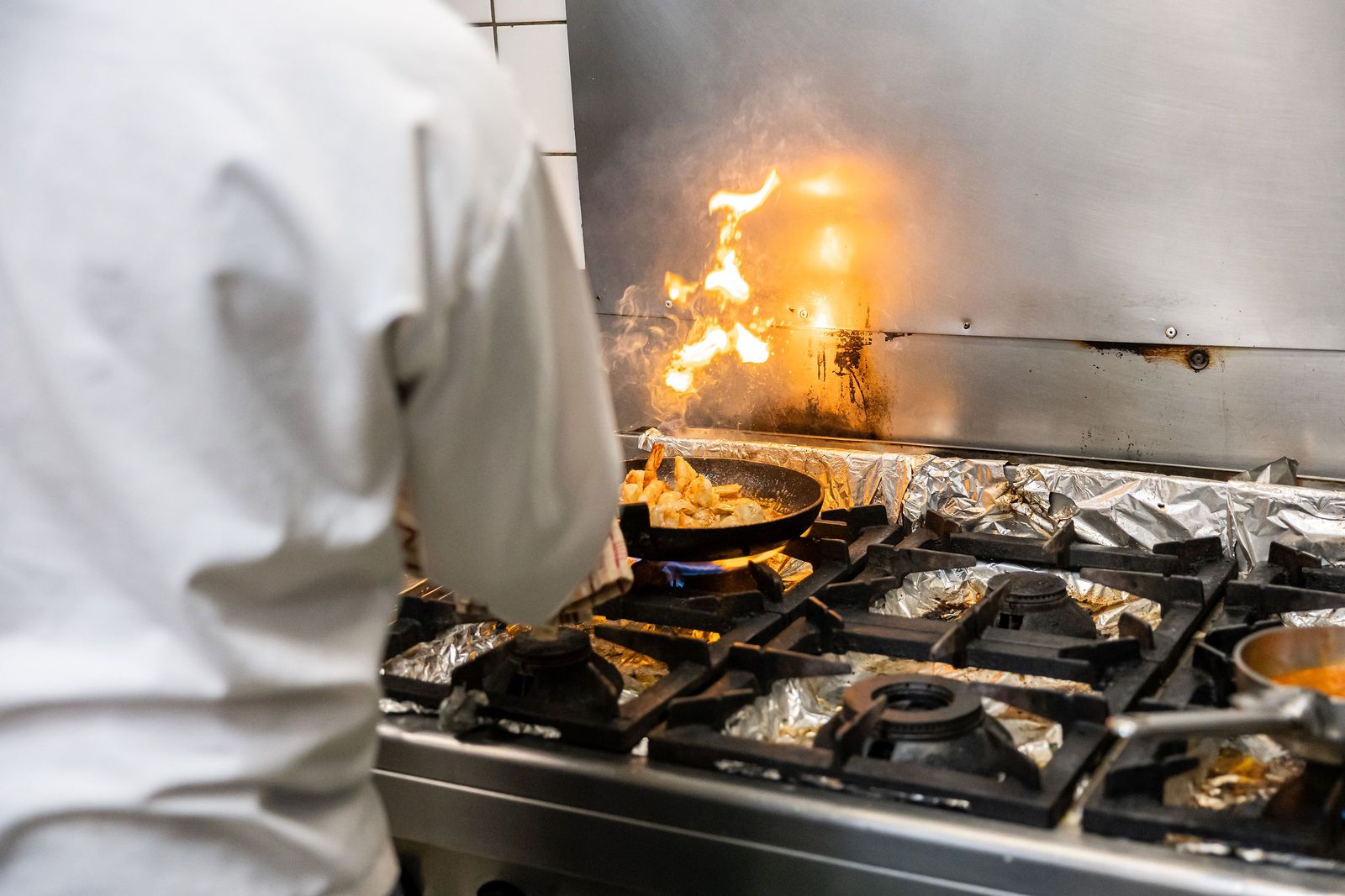 Flambée à la poêle sur les feux vifs de la cuisine du Pré Salé