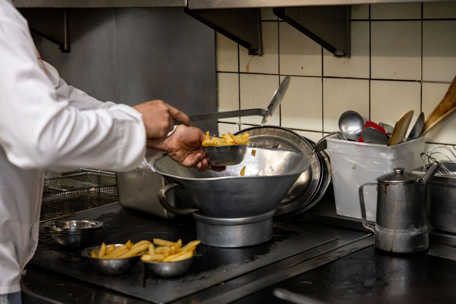 Frites maison égouttées puis dressées en cornet à la friteuse du restaurant