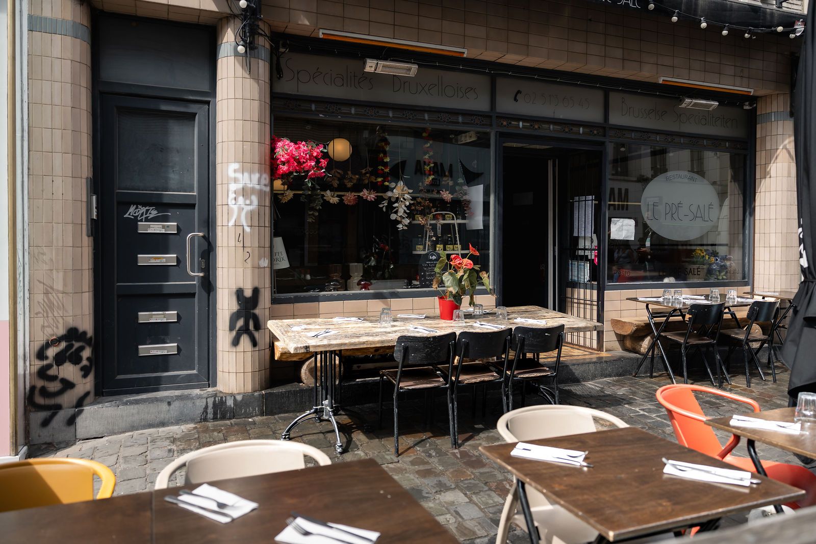 Terrasse du Pré Salé dressée devant la façade noire, rue de Flandre
